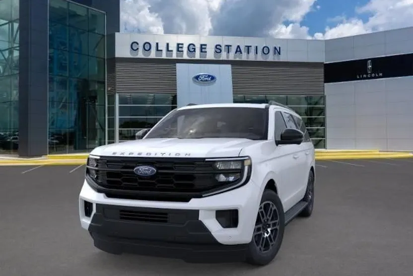 2025 Ford Expedition photo 1