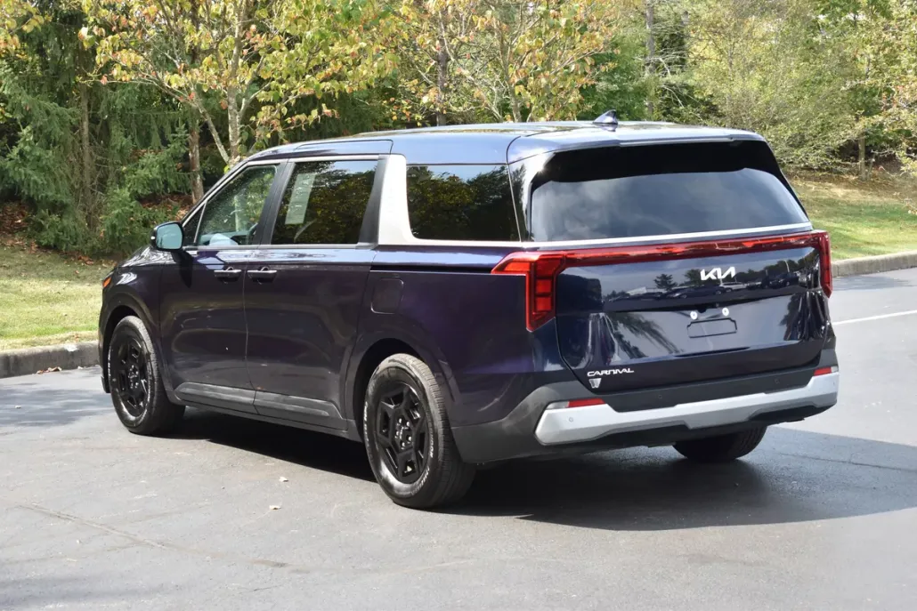 2025 Kia Carnival LXS photo 1