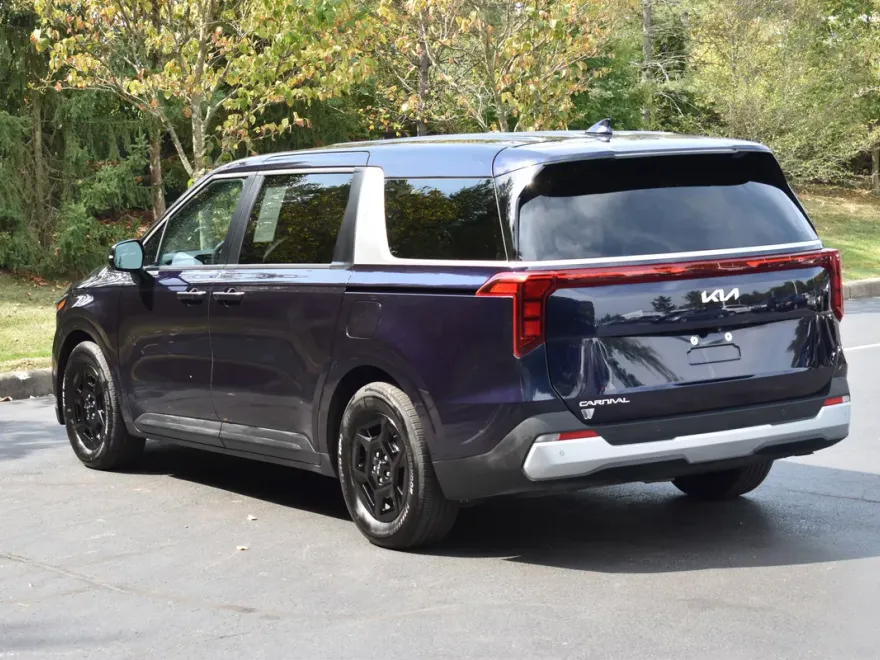 2025 Kia Carnival LXS photo 1