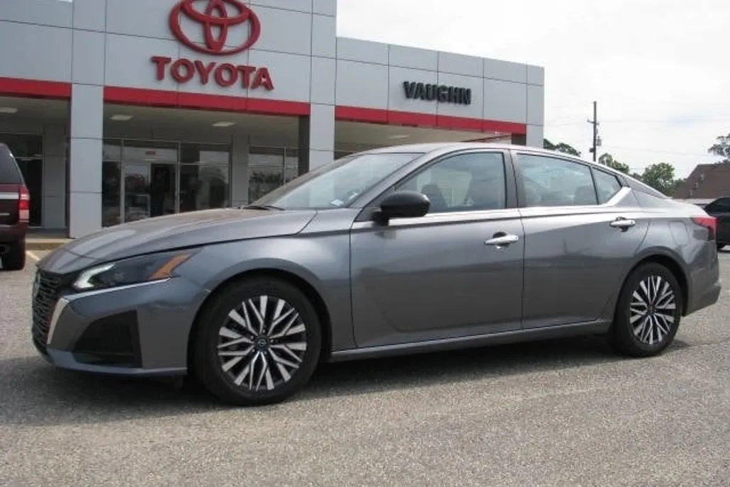 2024 Nissan Altima 2.5 SV photo 1