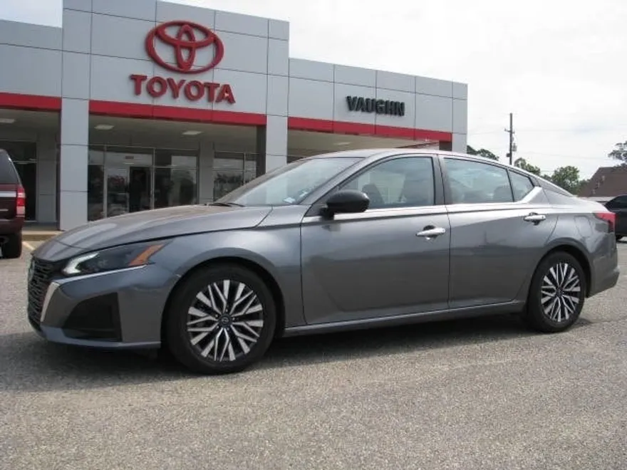 2024 Nissan Altima 2.5 SV photo 1