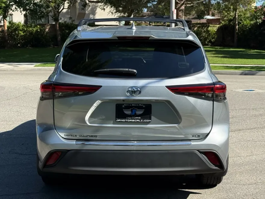 2022 Toyota Highlander XLE photo 1