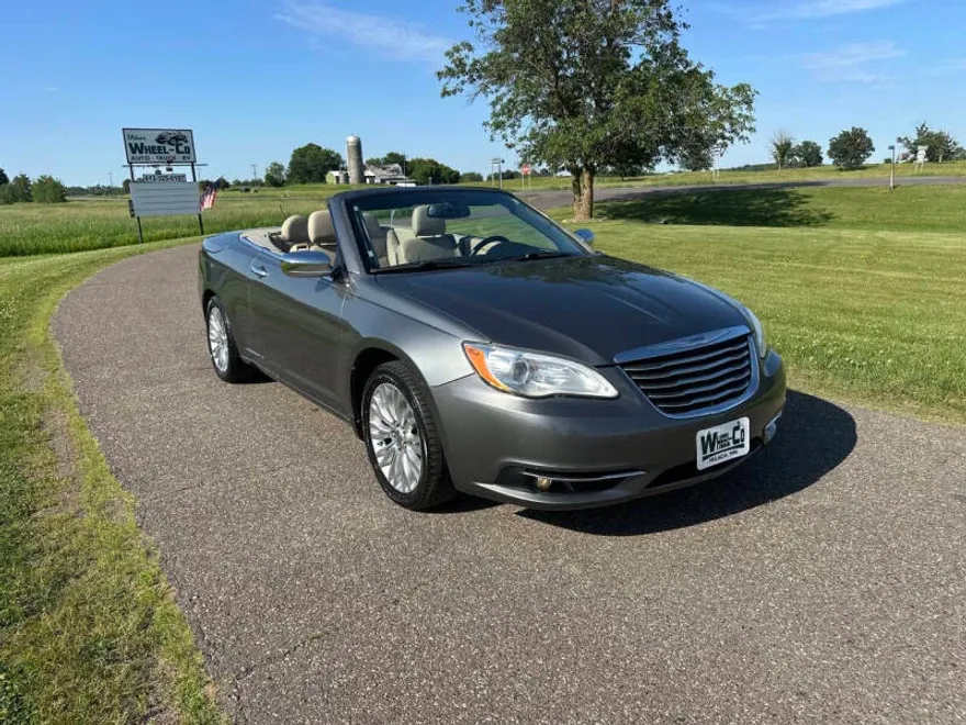 2011 Chrysler 200 Limited photo 1