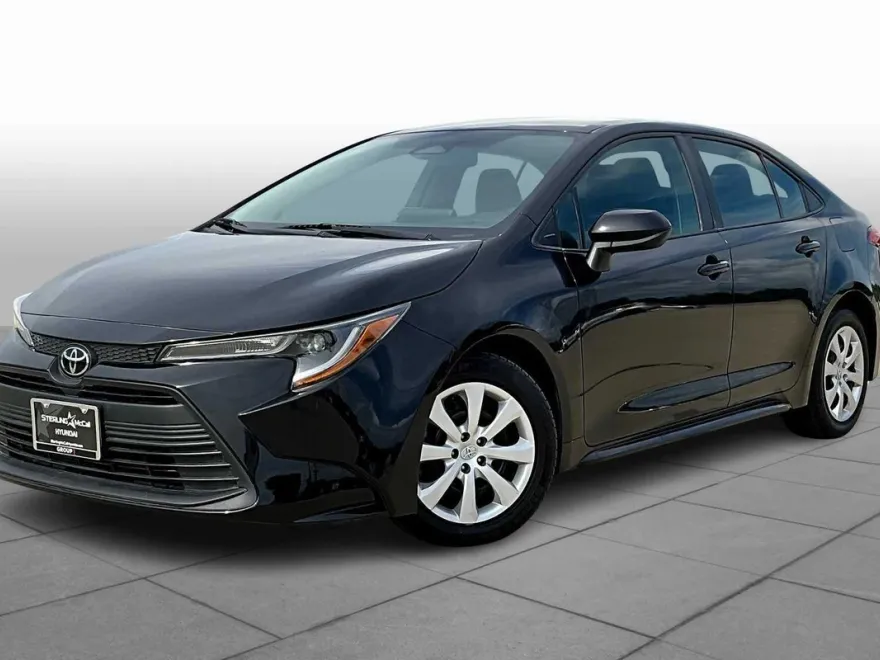 2023 Toyota Corolla LE photo 1