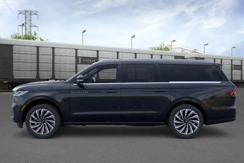 2025 Lincoln Navigator Black Label photo 1