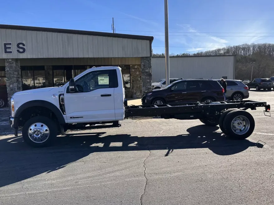 2024 Ford F-550 XLT photo 1