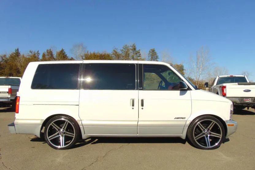1998 Chevrolet Astro LS photo 1