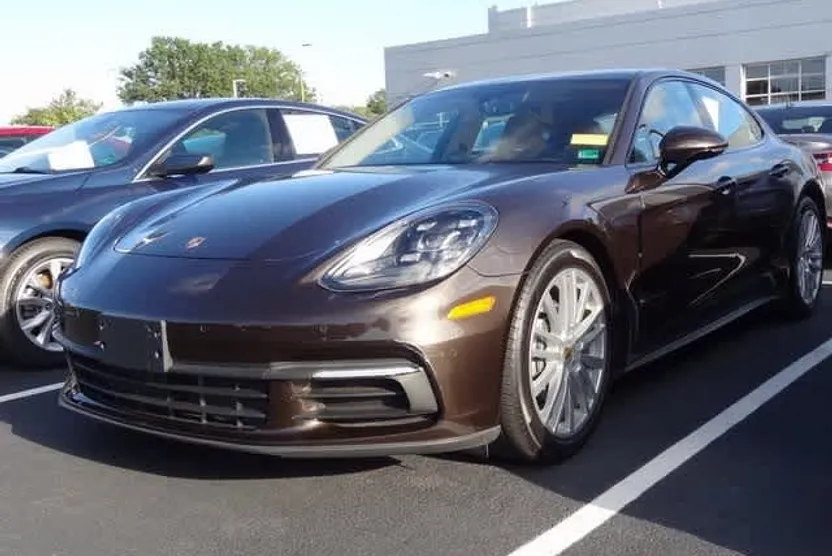 2018 Porsche Panamera Base 4 photo 1
