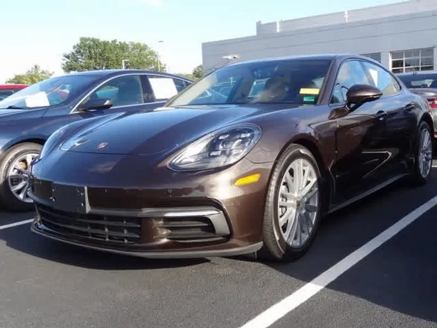 2018 Porsche Panamera Base 4 photo 1