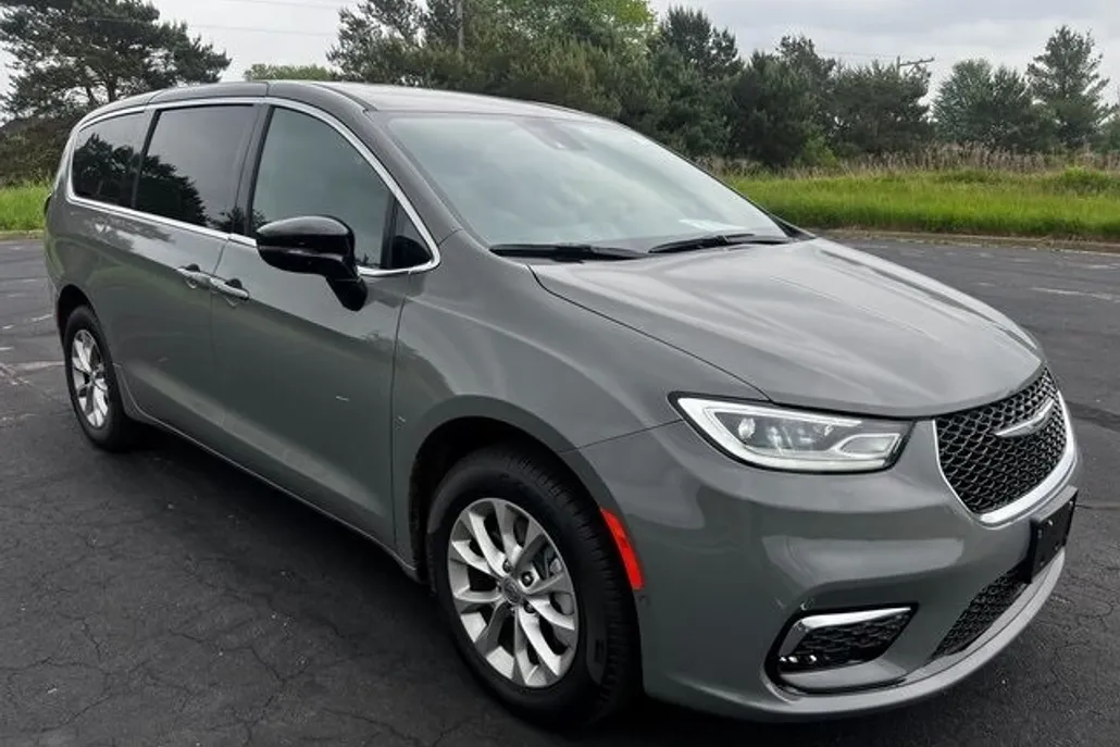 2025 Chrysler Pacifica photo 1