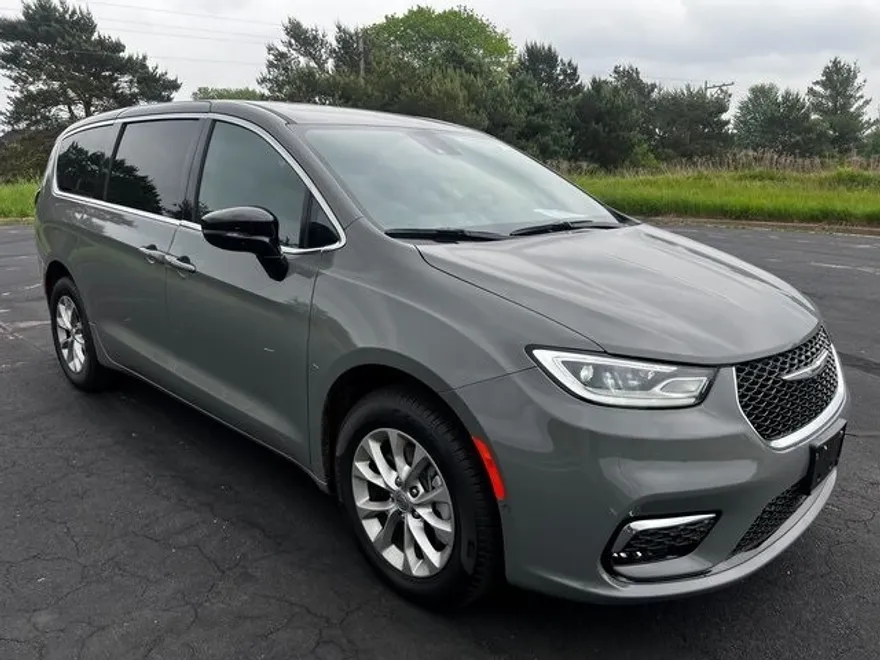 2025 Chrysler Pacifica photo 1