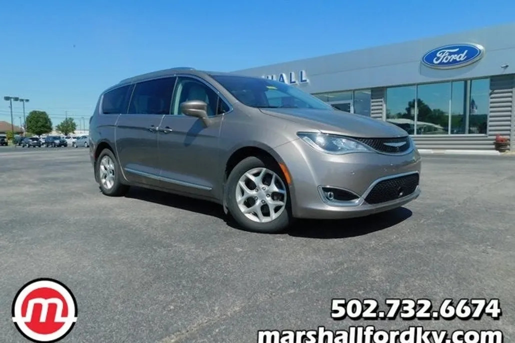 2017 Chrysler Pacifica Touring Plus photo 1