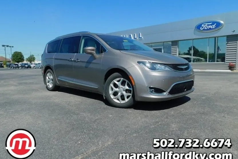 2017 Chrysler Pacifica Touring Plus photo 1