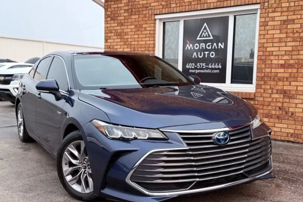2019 Toyota Avalon Hybrid XLE photo 1