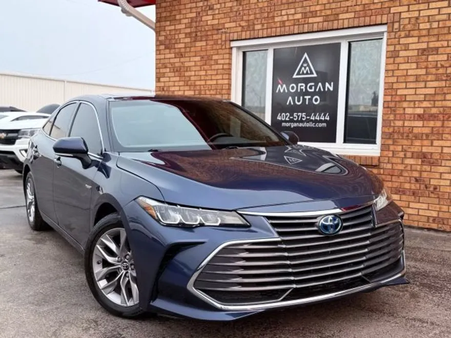 2019 Toyota Avalon Hybrid XLE photo 1
