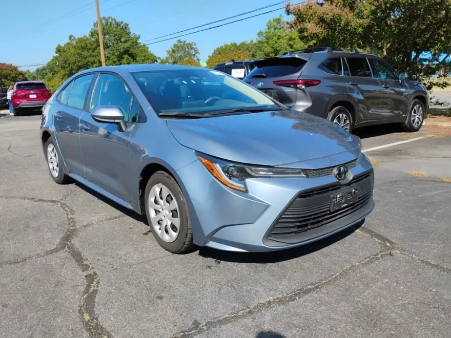 2024 Toyota Corolla LE photo 1