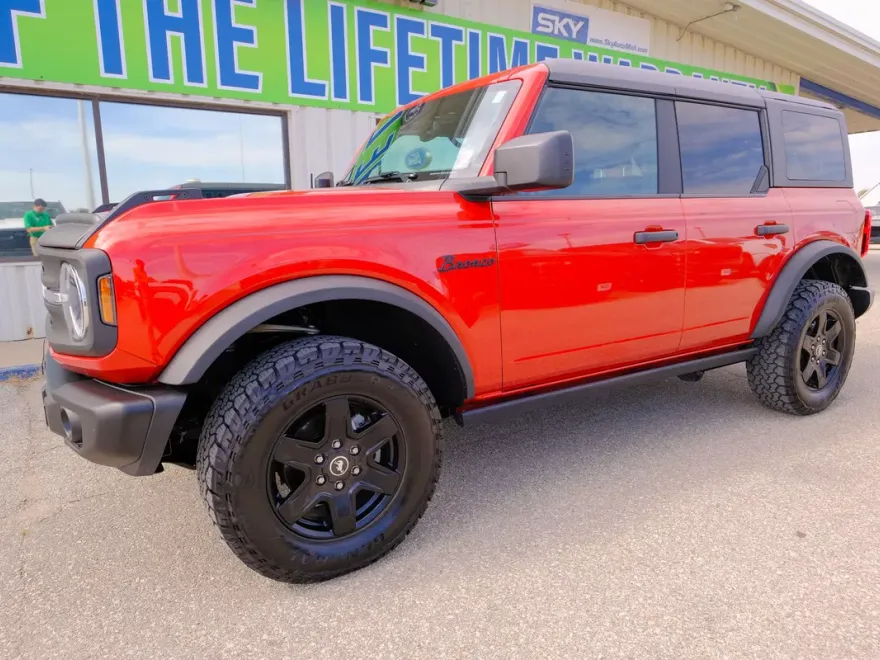 2023 Ford Bronco Black Diamond photo 1