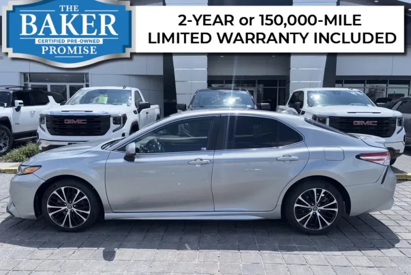 2020 Toyota Camry SE photo 1