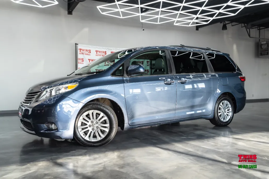 2015 Toyota Sienna XLE photo 1