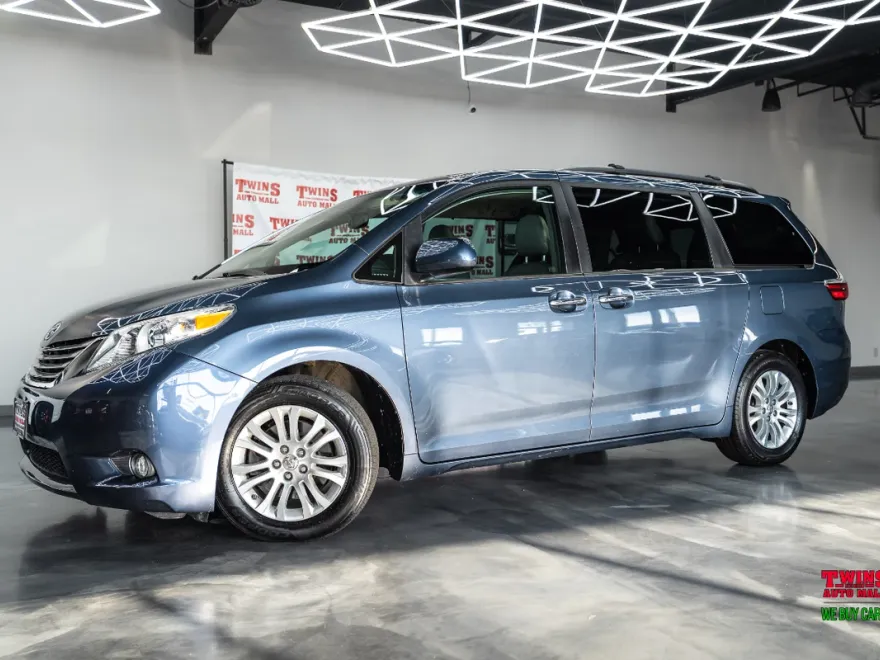 2015 Toyota Sienna XLE photo 1