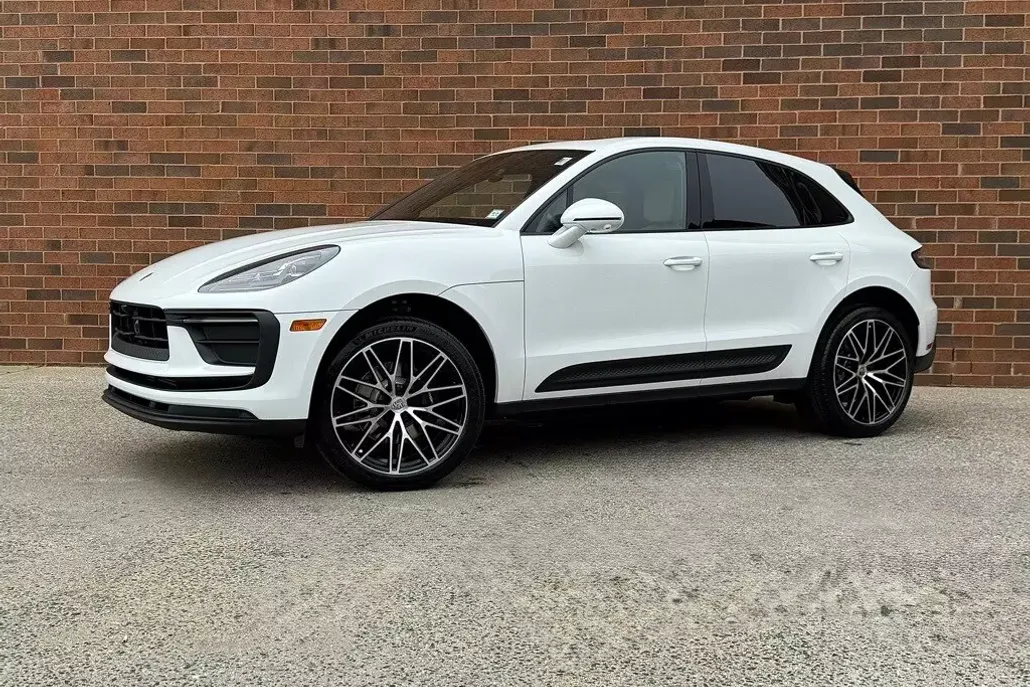 2025 Porsche Macan T photo 1