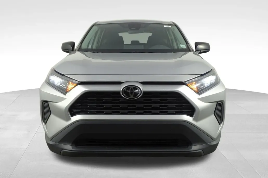 2022 Toyota RAV4 LE photo 1