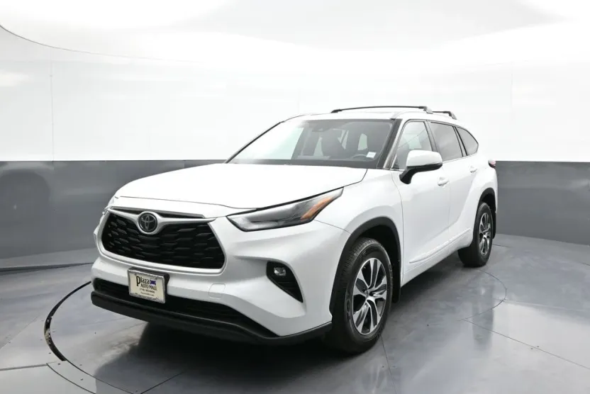 2023 Toyota Highlander XLE photo 1