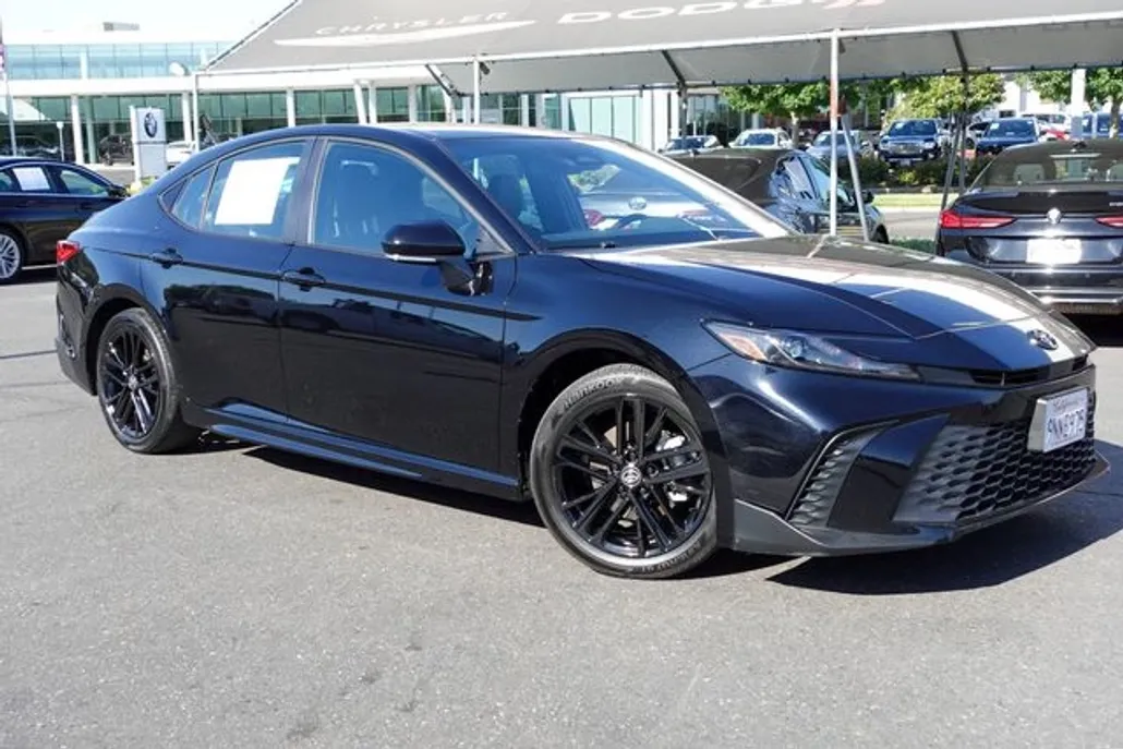 2025 Toyota Camry SE photo 1