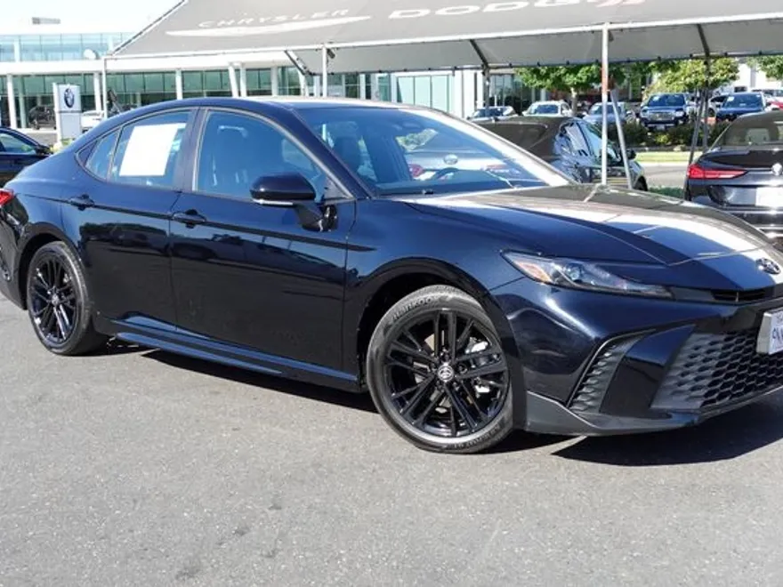 2025 Toyota Camry SE photo 1