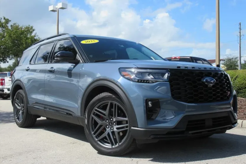 2025 Ford Explorer ST photo 1