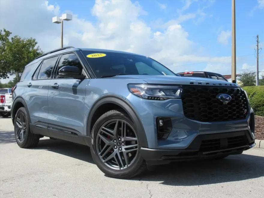 2025 Ford Explorer ST photo 1