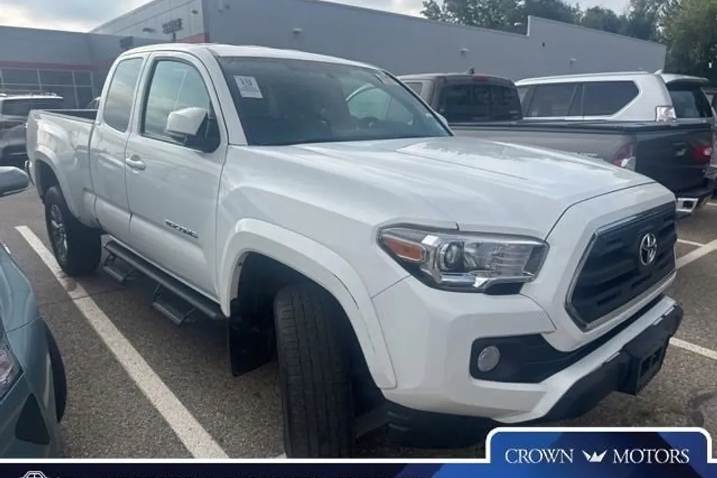 2017 Toyota Tacoma SR5 photo 1