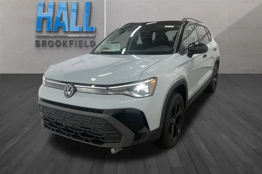 2025 Volkswagen Taos SE photo 1