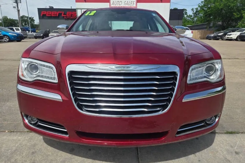 2012 Chrysler 300 C photo 1