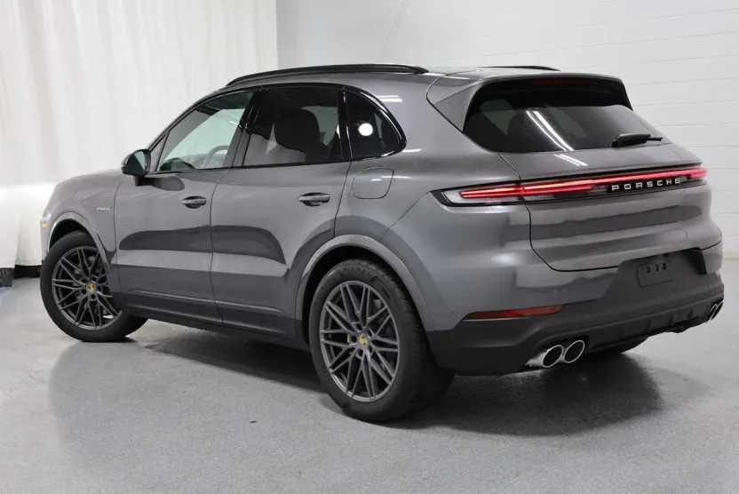 2024 Porsche Cayenne S E-Hybrid photo 1