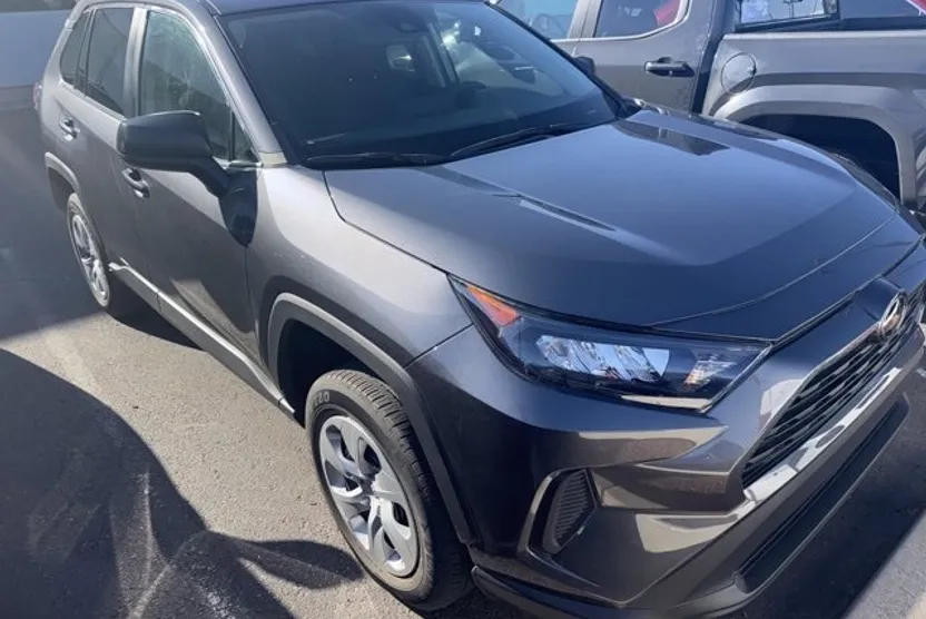 2022 Toyota RAV4 LE photo 1