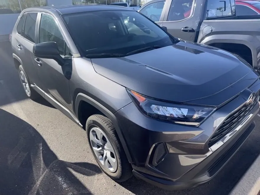 2022 Toyota RAV4 LE photo 1
