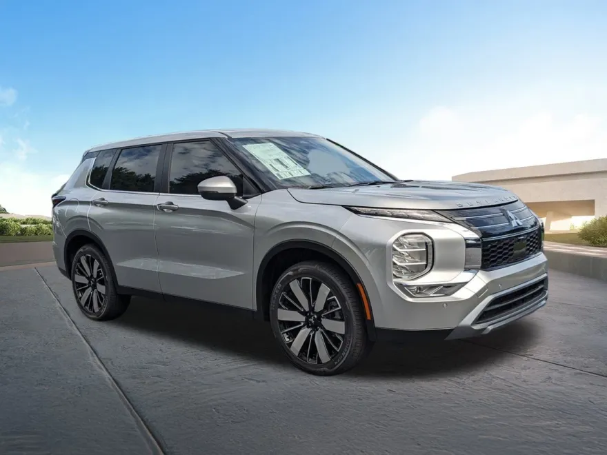 2025 Mitsubishi Outlander SE photo 1