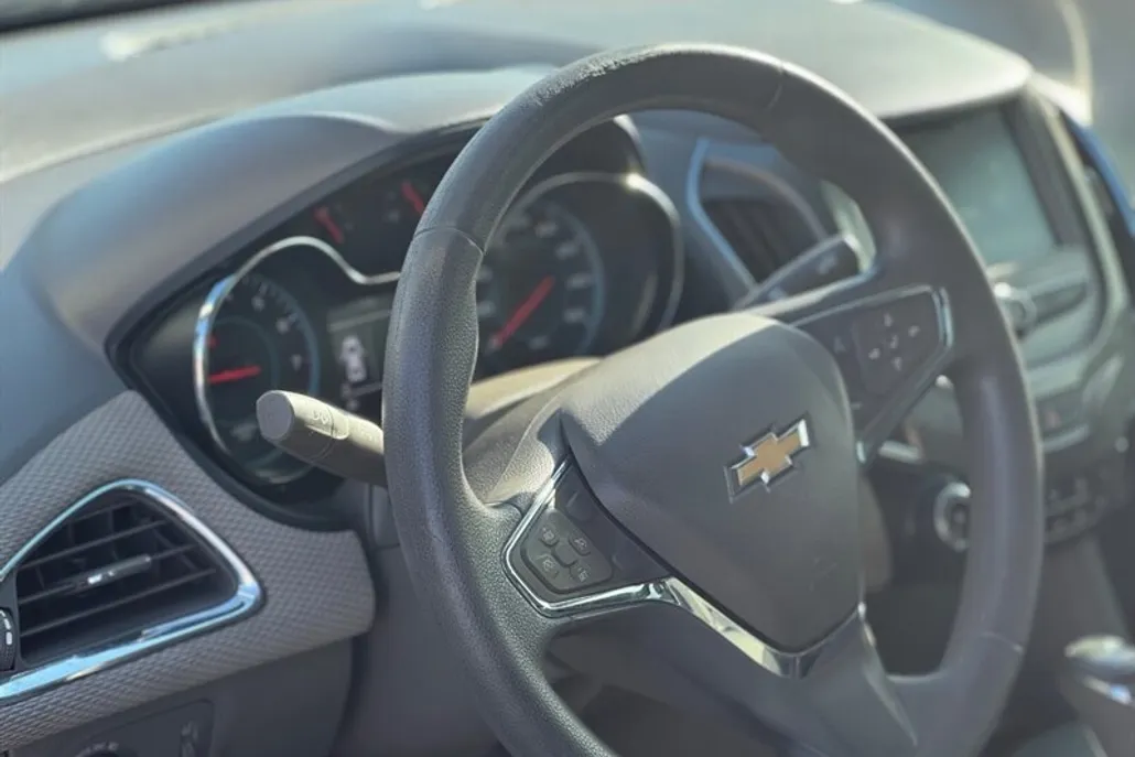 2018 Chevrolet Cruze LT photo 1
