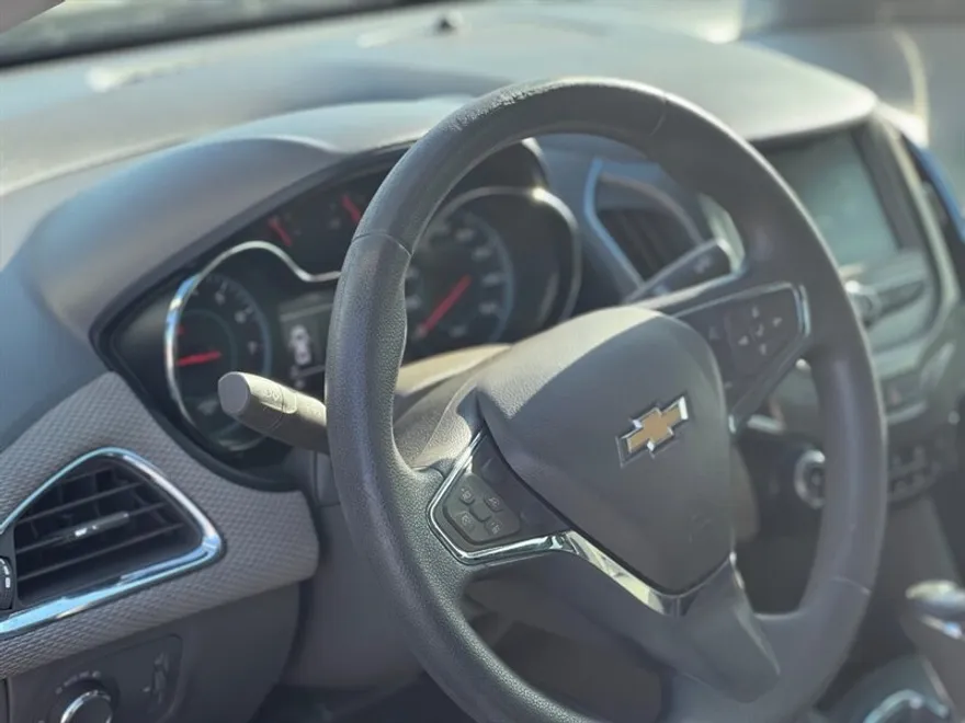2018 Chevrolet Cruze LT photo 1