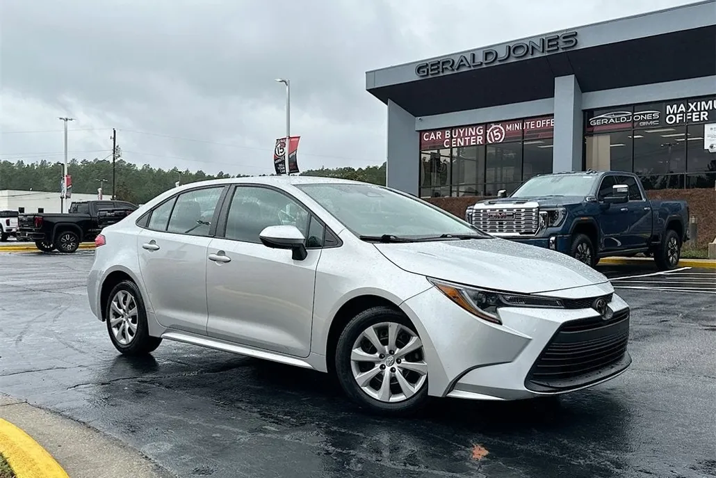 2023 Toyota Corolla LE photo 1