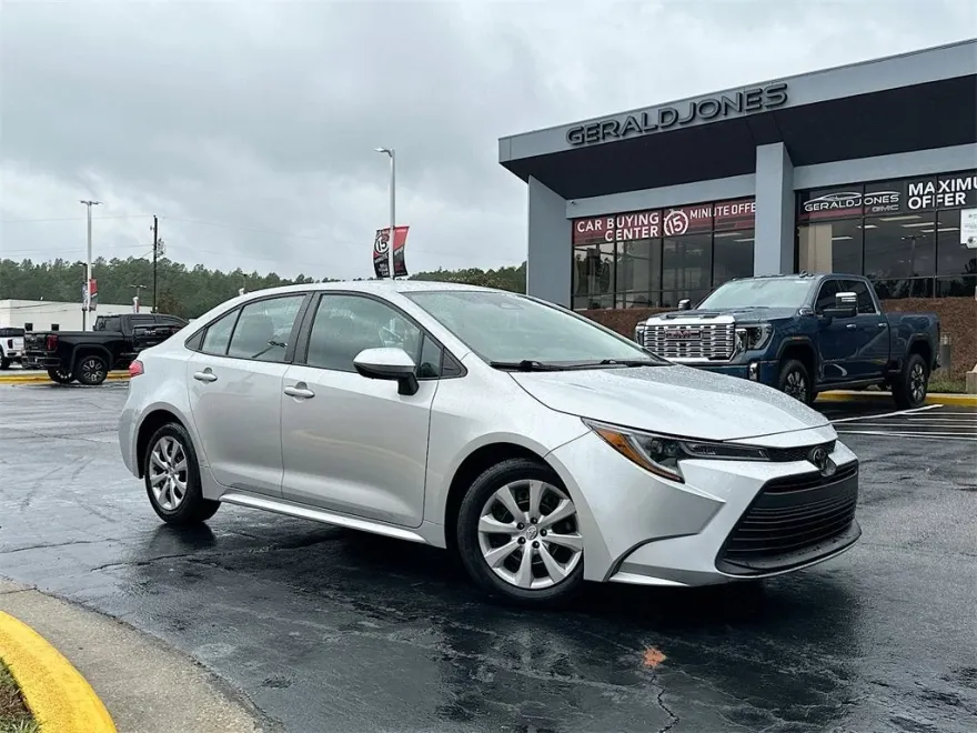 2023 Toyota Corolla LE photo 1