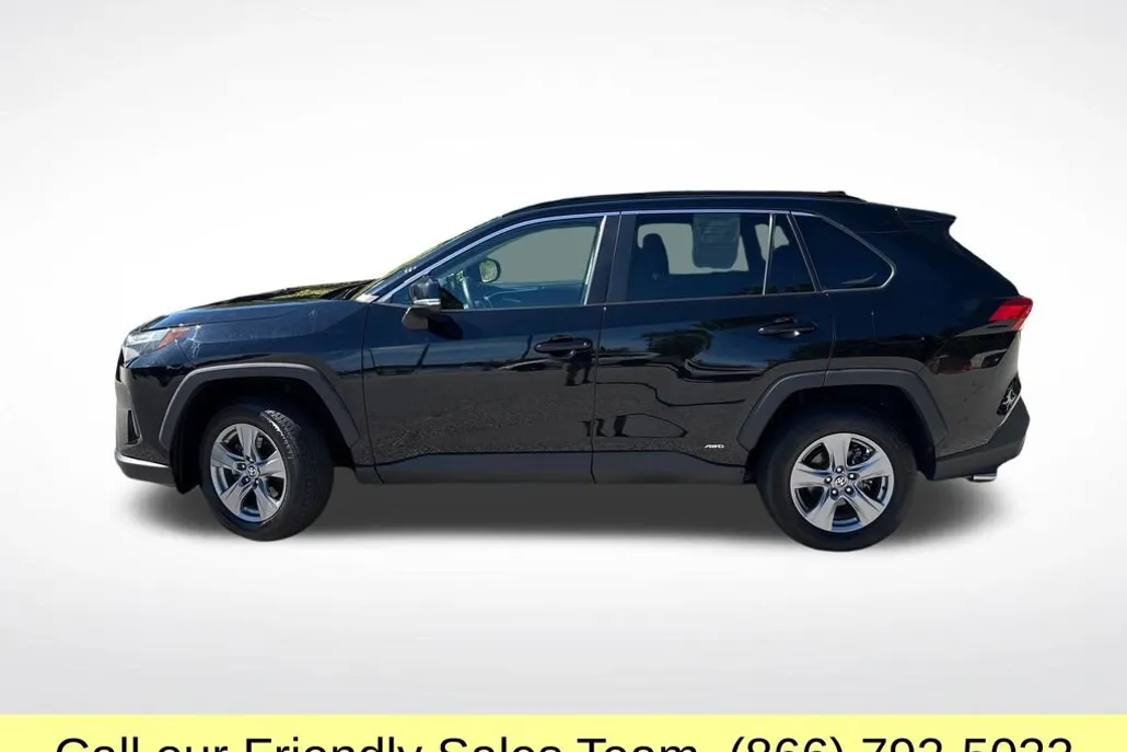 2022 Toyota RAV4 XLE photo 1