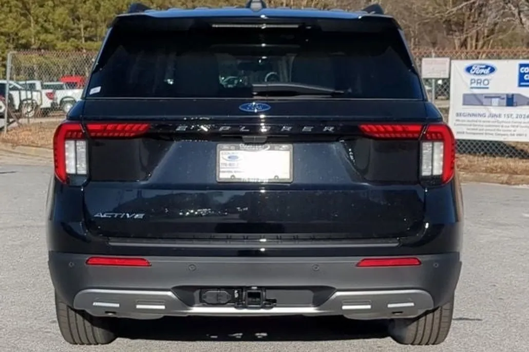 2025 Ford Explorer photo 1