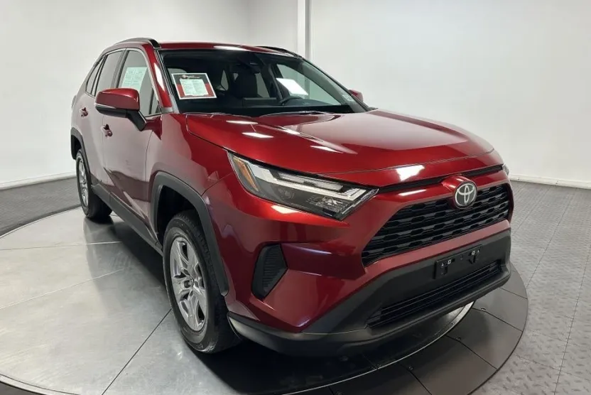 2022 Toyota RAV4 XLE photo 1