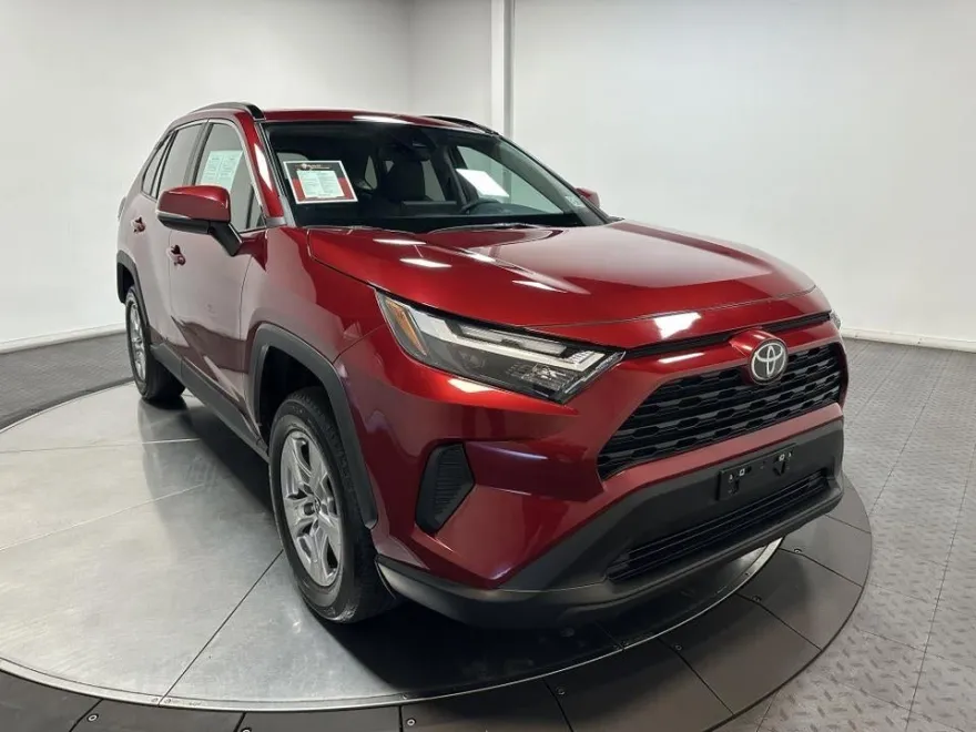2022 Toyota RAV4 XLE photo 1