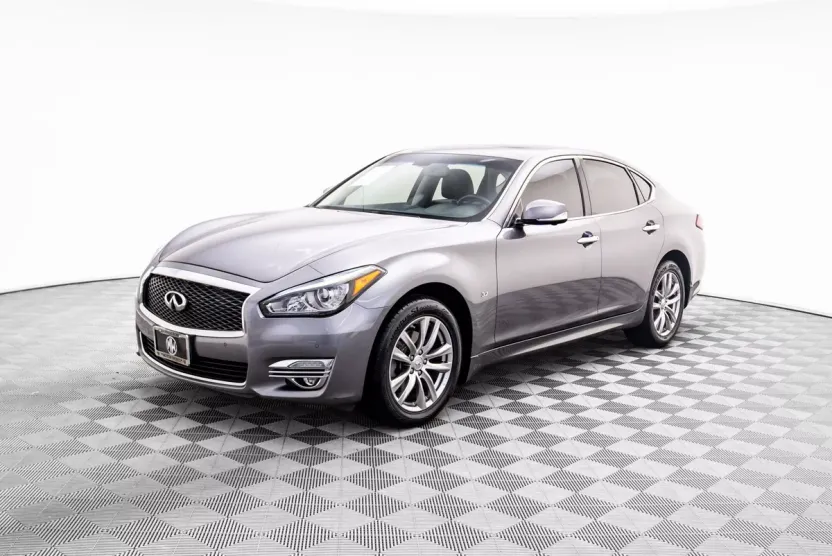 2015 Infiniti Q70 photo 1