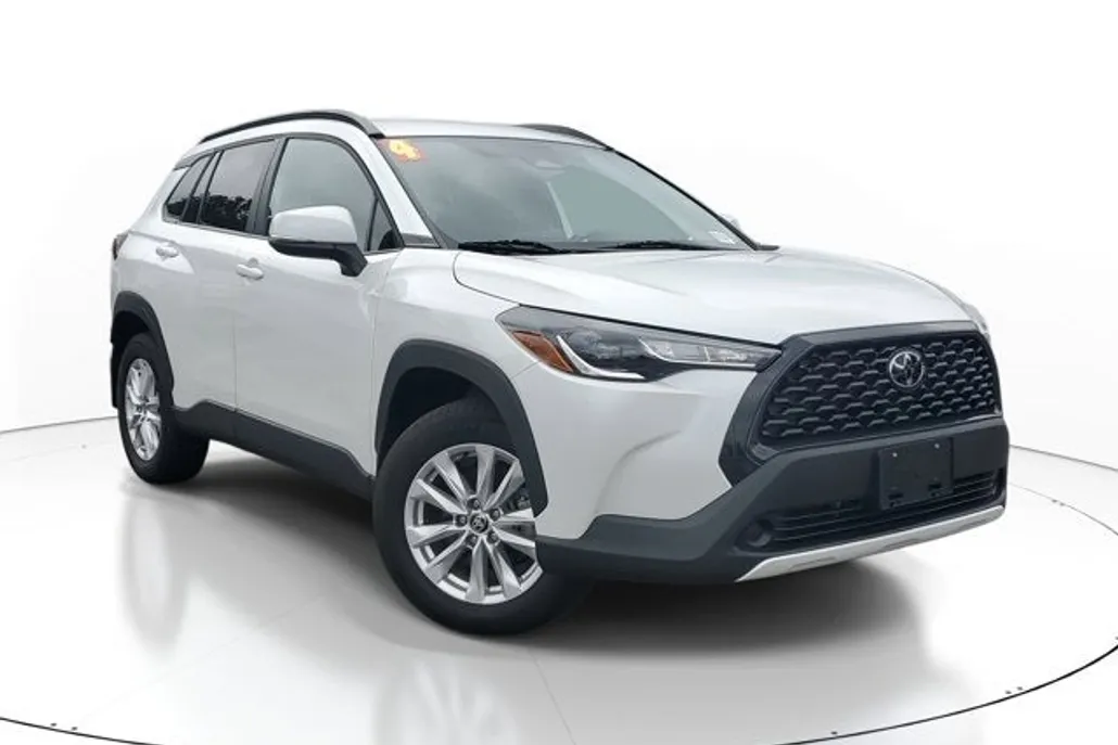 2024 Toyota Corolla Cross LE photo 1
