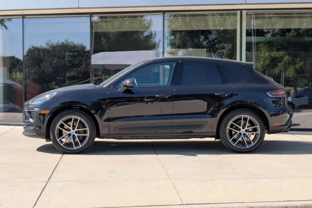 2025 Porsche Macan T photo 1