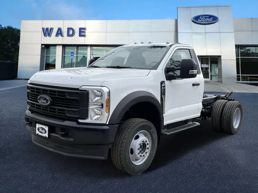 2024 Ford F-600 photo 1